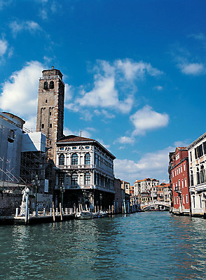 포토 JPG 주간 구름 해외풍경 해외 건축물 건축 유럽 유럽풍경 해외건축 서양건축 하늘 유럽건축 풍경 사람없음 야외 건물 관광지 강 도시풍경 맑음 이탈리아 원근감 도시 정박 해안도시 베네치아 가교 선박 국내포토 자연요소 나라 뷰포인트 여행 수상교통 배_교통 날씨 파일형식