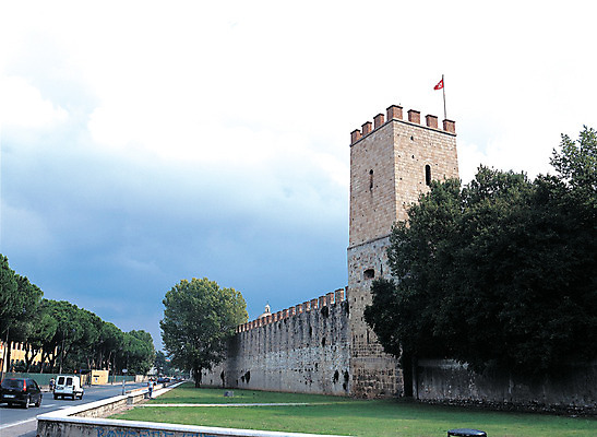 포토 JPG 주간 나무 식물 해외풍경 해외 건축물 유럽 도로 유럽풍경 해외건축 서양건축 자동차 유럽건축 풍경 야외 건물 담장 도시풍경 탑 이탈리아 차도 깃발 도시 성벽 피사의사탑 피사대성당 국내포토 자연요소 건축 나라 길 육상교통 교통시설 성당 세계문화유산 파일형식