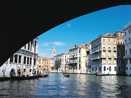 포토 JPG 주간 해외풍경 해외 건축물 유럽 수상교통 유럽풍경 해외건축 서양건축 유럽건축 사람 풍경 여러명 야외 건물 관광지 강 도시풍경 여행객 이탈리아 도시 곤돌라 아치 해안도시 베네치아 가교 선박 국내포토 자연요소 건축 나라 교통수단 여행 다수 파일형식