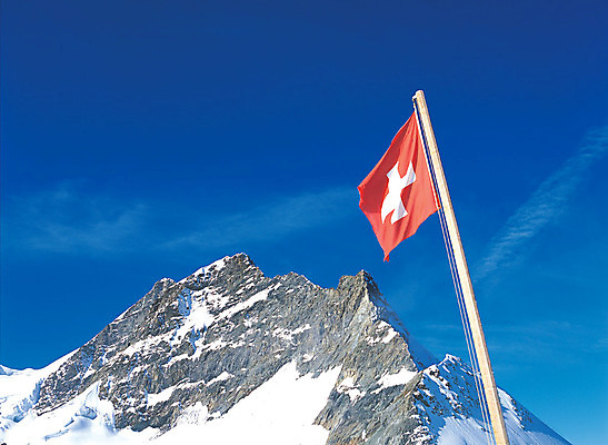 포토 JPG 주간 해외풍경 해외 계절 유럽 겨울 유럽풍경 자연 하늘 산 풍경 사람없음 야외 맑음 눈 깃발 국기 정상 스위스 알프스 만년설 겨울산 스위스국기 알프스산 국내포토 자연요소 나라 날씨 생태계 파일형식