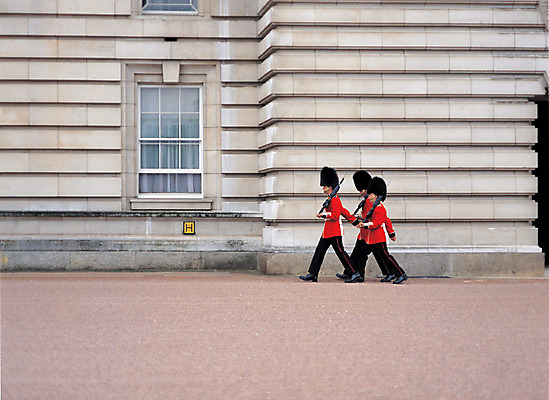 포토 JPG 주간 전신 해외풍경 해외 건축물 남자 유럽 유럽풍경 창문 해외건축 서양건축 유럽건축 영국 사람 야외 건물 세명 관광지 걷기 궁전 군인 근위대 근위병 버킹엄궁전 보초 남자만 국내포토 자연요소 직업 건축 나라 여행 고건축 모션 군대 풍경 런던 국군 파일형식