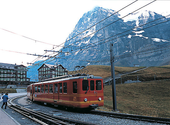 포토 JPG 주간 해외풍경 해외 건축물 유럽 육상교통 교통수단 유럽풍경 자동차 산 대중교통 한명 사람 풍경 야외 건물 기찻길 기차 눈 스위스 알프스 만년설 겨울산 산악지대 산악열차 산악지역 알프스산 철도의날 국내포토 자연요소 1 건축 나라 교통 겨울 날씨 파일형식 법정기념일