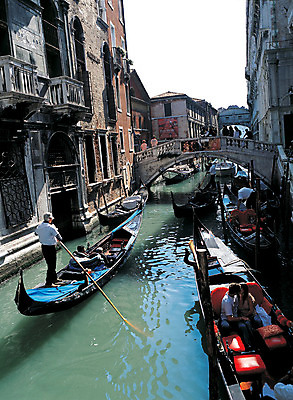 포토 JPG 주간 해외풍경 해외 건축물 유럽 교통수단 여행 수상교통 유럽풍경 사람 풍경 여러명 야외 건물 관광지 강 도시풍경 여행객 이탈리아 도시 곤돌라 뱃사공 해안도시 베네치아 노젓기 여러척 가교 선박 국내포토 자연요소 건축 나라 다수 교통 모션 파일형식