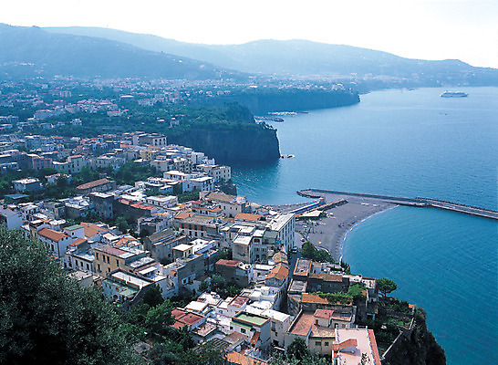 포토 JPG 주간 해외풍경 해외 건축물 유럽 바다 유럽풍경 풍경 해변 사람없음 야외 건물 하이앵글 도시풍경 항구 이탈리아 도시 해안도시 국내포토 소렌토항 자연요소 건축 나라 뷰포인트 교통시설 소렌토 파일형식