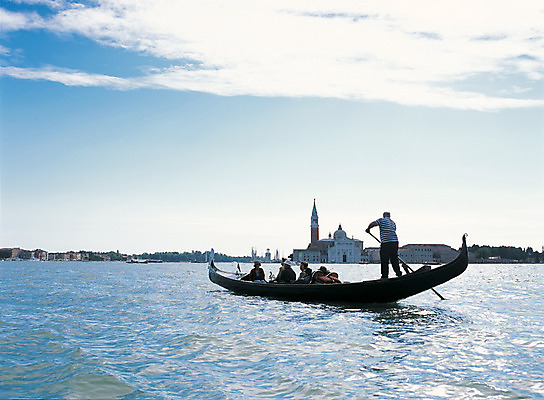 포토 JPG 주간 해외풍경 해외 유럽 교통수단 여행 수상교통 유럽풍경 사람 풍경 여러명 야외 관광지 강 도시풍경 여행객 이탈리아 도시 한척 곤돌라 뱃사공 해안도시 베네치아 노젓기 선박 국내포토 자연요소 1 나라 다수 교통 모션 파일형식