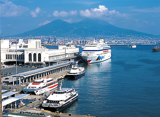 포토 JPG 해외풍경 해외 건축물 유럽 바다 수상교통 유럽풍경 풍경 여러명 해변 건물 도시풍경 항구 이탈리아 도시 유람선 정박 해안도시 나폴리 여러척 선박 국내포토 건축 나라 교통수단 다수 배_교통 교통시설 사람 파일형식