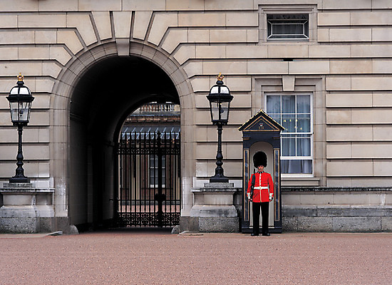 포토 JPG 주간 전신 해외풍경 해외 건축물 남자 유럽 유럽풍경 해외건축 서양건축 유럽건축 출입구 영국 한명 서기 사람 야외 건물 관광지 문 궁전 군인 근위대 근위병 버킹엄궁전 보초 남자만 남자한명만 국내포토 자연요소 직업 1 건축 나라 여행 고건축 모션 군대 풍경 런던 국군 파일형식