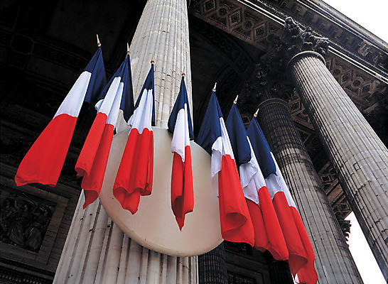 포토 JPG 주간 해외풍경 해외 건축물 건축 유럽 로우앵글 유럽풍경 건축양식 해외건축 서양건축 유럽건축 사람없음 야외 건물 프랑스 깃발 기둥 국기 프랑스국기 국내포토 자연요소 나라 뷰포인트 풍경 파일형식