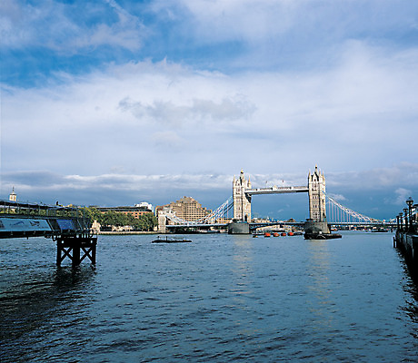 포토 JPG 주간 구름 해외풍경 해외 시설물 건축물 건축 유럽 유럽풍경 해외건축 서양건축 하늘 유럽건축 영국 풍경 빌딩 사람없음 야외 건물 관광지 강 도시풍경 탑 도시 타워브릿지 런던 템스강 가교 국내포토 자연요소 나라 여행 잉글랜드 파일형식