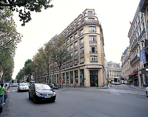 포토 JPG 주간 건축물 건축 유럽 도로 육상교통 교통 유럽풍경 해외건축 서양건축 자동차 유럽건축 거리 거리풍경 사람 풍경 여러명 야외 건물 도시풍경 차도 프랑스 도시 보행자 모퉁이 갈림길 가로수 파리_프랑스 국내포토 자연요소 해외 나라 길 교통수단 다수 교통시설 파일형식