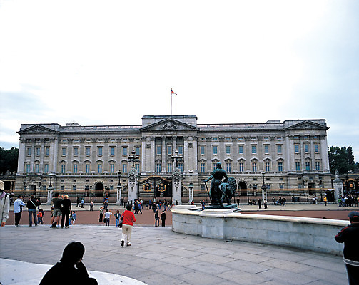포토 JPG 주간 해외풍경 해외 건축물 유럽 유럽풍경 건축양식 해외건축 서양건축 영국 사람 풍경 여러명 야외 건물 관광지 도시풍경 조형물 동상 조각상 여행객 궁전 도시 광장 버킹엄궁전 국내포토 자연요소 건축 나라 여행 다수 고건축 미술 런던 기념물 파일형식