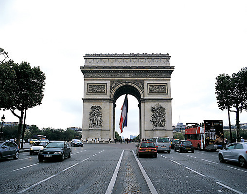 포토 JPG 해외풍경 해외 건축물 건축 유럽 도로 육상교통 교통 유럽풍경 건축양식 해외건축 서양건축 자동차 유럽건축 사람 풍경 여러명 관광지 도시풍경 여행객 차도 프랑스 깃발 도시 국기 아치 수도 개선문 파리_프랑스 프랑스국기 수도_도성 국내포토 나라 길 교통수단 여행 다수 교통시설 파일형식