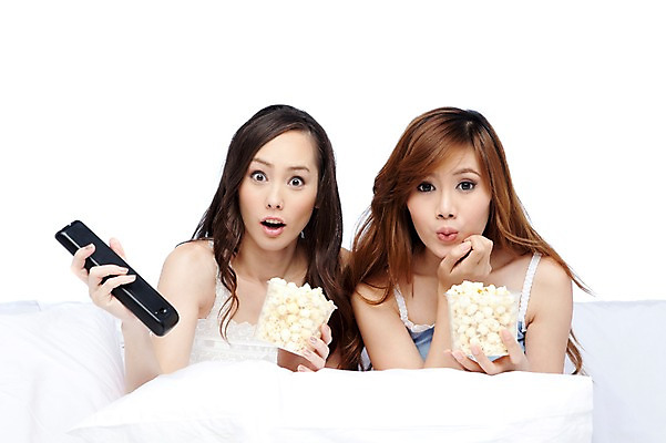 포토 JPG 스튜디오촬영 서양인 외국인 해외기획촬영 해외 우먼라이프 라이프스타일 여자 2011년태국 음식 포즈 의자 베개 침구 모션 실내 들기 사람 앉기 상반신 20대 성인 두명 라이프 소파 파티 놀람 잠옷 리모컨 영화 즐거움 파자마파티 팝콘 영화감상 여자만 성인여자만 청년만 청년여자만 성인만 국내포토 옷 감정 가구 문화예술 표정 인종 이벤트 청년 내부 생활 감상 파일형식