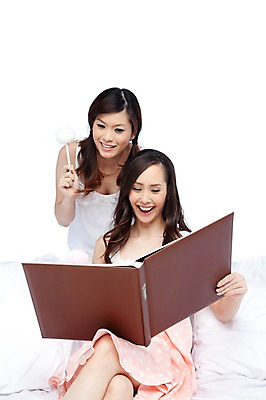 포토 JPG 스튜디오촬영 서양인 외국인 해외기획촬영 해외 우먼라이프 라이프스타일 응시 여자 2011년태국 포즈 의자 모션 문구용품 실내 서기 미소 웃음 들기 사람 앉기 상반신 20대 성인 두명 라이프 소파 필기구 펜 볼펜 파티 잠옷 앨범 즐거움 파자마파티 여자만 성인여자만 청년만 청년여자만 성인만 국내포토 시선 옷 감정 가구 표정 인종 이벤트 청년 내부 생활 오브젝트 파일형식