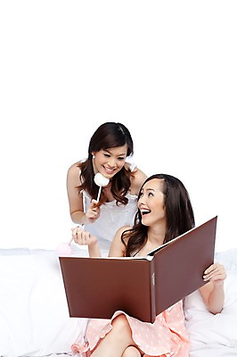 포토 JPG 스튜디오촬영 서양인 외국인 해외기획촬영 해외 우먼라이프 라이프스타일 여자 2011년태국 포즈 의자 모션 문구용품 실내 서기 미소 웃음 들기 사람 앉기 상반신 20대 성인 두명 라이프 소파 필기구 펜 볼펜 파티 잠옷 앨범 즐거움 파자마파티 여자만 성인여자만 청년만 청년여자만 성인만 국내포토 옷 감정 가구 표정 인종 이벤트 청년 내부 생활 오브젝트 파일형식