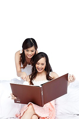 포토 JPG 스튜디오촬영 서양인 외국인 해외기획촬영 해외 우먼라이프 라이프스타일 응시 여자 2011년태국 포즈 의자 모션 문구용품 실내 서기 미소 웃음 들기 사람 앉기 상반신 20대 성인 두명 라이프 소파 필기구 펜 볼펜 파티 잠옷 가리킴 앨범 즐거움 파자마파티 여자만 성인여자만 청년만 청년여자만 성인만 국내포토 시선 옷 감정 가구 표정 인종 손짓 이벤트 청년 내부 생활 오브젝트 파일형식