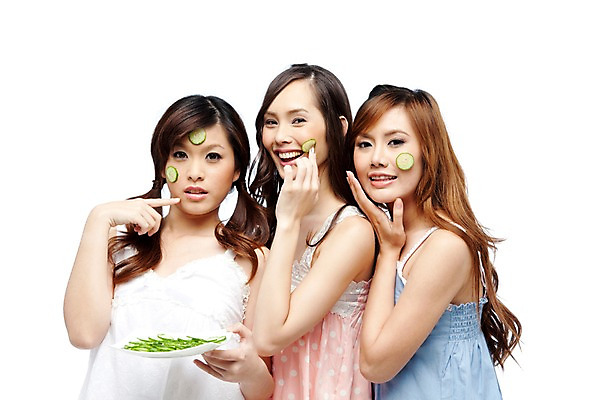 포토 JPG 스튜디오촬영 서양인 외국인 해외기획촬영 해외 우먼라이프 라이프스타일 그릇 접시 여자 2011년태국 포즈 채소 모션 오이 실내 서기 미소 웃음 들기 사람 상반신 20대 성인 라이프 세명 뷰티 파티 잠옷 마사지 즐거움 파자마파티 슬라이스 오이마사지 의료성형뷰티 여자만 성인여자만 청년만 청년여자만 성인만 국내포토 식기 옷 감정 표정 인종 이벤트 청년 내부 생활 파일형식