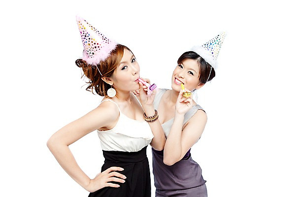 포토 JPG 스튜디오촬영 서양인 외국인 해외기획촬영 해외 우먼라이프 라이프스타일 여자 2011년태국 기념일 허리손 포즈 모션 실내 서기 미소 웃음 들기 사람 이벤트 상반신 20대 성인 두명 라이프 파티 고깔모자 생일파티 생일 즐거움 이벤트용품 파티용품 코끼리피리 여자만 성인여자만 청년만 청년여자만 성인만 국내포토 모자_잡화 감정 표정 인종 청년 내부 생활 오브젝트 파일형식