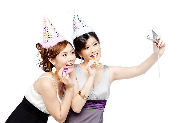 포토 JPG 스튜디오촬영 서양인 외국인 해외기획촬영 해외 우먼라이프 라이프스타일 여자 2011년태국 기념일 포즈 모션 실내 서기 미소 웃음 들기 사람 이벤트 상반신 20대 성인 두명 라이프 파티 카메라 사진촬영 고깔모자 생일파티 생일 디지털카메라 셀프카메라 즐거움 파티용품 기념촬영 여자만 성인여자만 청년만 청년여자만 성인만 국내포토 모자_잡화 감정 표정 인종 청년 내부 생활 전자제품 촬영 이벤트용품 파일형식