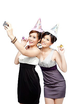 포토 JPG 스튜디오촬영 서양인 외국인 해외기획촬영 해외 우먼라이프 라이프스타일 여자 2011년태국 기념일 포즈 모션 실내 서기 미소 웃음 들기 사람 이벤트 상반신 20대 성인 두명 라이프 파티 카메라 사진촬영 고깔모자 생일파티 생일 디지털카메라 셀프카메라 즐거움 파티용품 기념촬영 여자만 성인여자만 청년만 청년여자만 성인만 국내포토 모자_잡화 감정 표정 인종 청년 내부 생활 전자제품 촬영 이벤트용품 파일형식