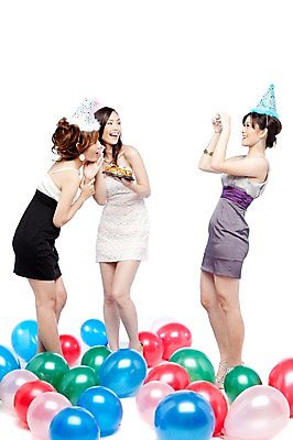 포토 JPG 스튜디오촬영 전신 서양인 외국인 해외기획촬영 해외 우먼라이프 라이프스타일 여자 2011년태국 기념일 음식 포즈 실내 서기 웃음 들기 사람 이벤트 20대 성인 라이프 세명 파티 카메라 케이크 사진촬영 고깔모자 생일파티 생일 디지털카메라 즐거움 이벤트용품 파티용품 풍선 기념촬영 여자만 성인여자만 청년만 청년여자만 성인만 국내포토 모자_잡화 감정 모션 디저트 표정 인종 청년 내부 생활 전자제품 촬영 오브젝트 파일형식