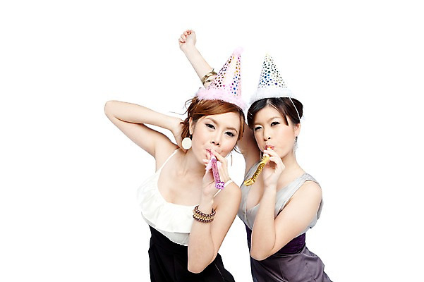 포토 JPG 스튜디오촬영 서양인 외국인 해외기획촬영 해외 우먼라이프 라이프스타일 여자 2011년태국 기념일 포즈 모션 실내 서기 미소 웃음 들기 사람 이벤트 상반신 20대 성인 두명 라이프 파티 고깔모자 생일파티 생일 우아함 즐거움 이벤트용품 파티용품 코끼리피리 여자만 성인여자만 청년만 청년여자만 성인만 국내포토 모자_잡화 감정 컨셉 표정 인종 청년 내부 생활 오브젝트 파일형식