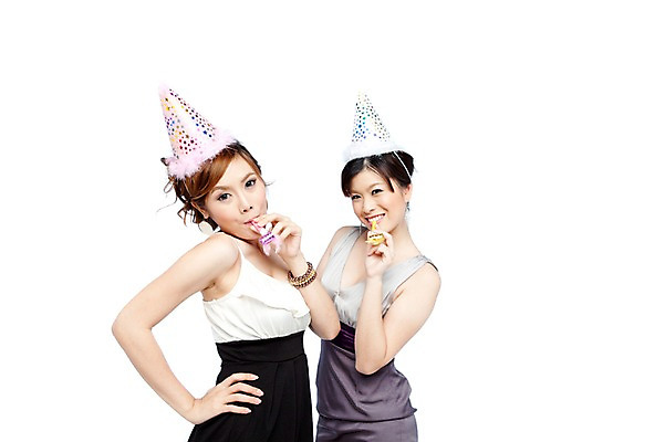 포토 JPG 스튜디오촬영 서양인 외국인 해외기획촬영 해외 우먼라이프 라이프스타일 여자 2011년태국 기념일 허리손 포즈 모션 실내 서기 미소 웃음 들기 사람 이벤트 상반신 20대 성인 두명 라이프 파티 고깔모자 생일파티 생일 우아함 즐거움 이벤트용품 파티용품 코끼리피리 여자만 성인여자만 청년만 청년여자만 성인만 국내포토 모자_잡화 감정 컨셉 표정 인종 청년 내부 생활 오브젝트 파일형식