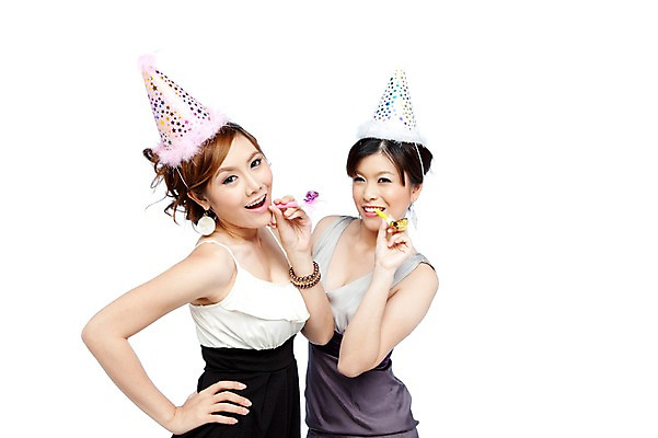 포토 JPG 스튜디오촬영 서양인 외국인 해외기획촬영 해외 우먼라이프 라이프스타일 여자 2011년태국 기념일 허리손 포즈 모션 실내 서기 미소 웃음 들기 사람 이벤트 상반신 20대 성인 두명 라이프 파티 고깔모자 생일파티 생일 우아함 즐거움 이벤트용품 파티용품 코끼리피리 여자만 성인여자만 청년만 청년여자만 성인만 국내포토 모자_잡화 감정 컨셉 표정 인종 청년 내부 생활 오브젝트 파일형식