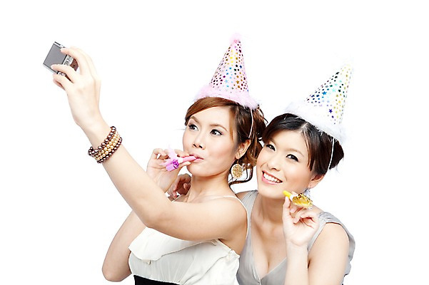 포토 JPG 스튜디오촬영 서양인 외국인 해외기획촬영 해외 우먼라이프 라이프스타일 여자 2011년태국 기념일 포즈 모션 실내 서기 미소 웃음 들기 사람 이벤트 상반신 20대 성인 두명 라이프 파티 카메라 사진촬영 고깔모자 생일파티 생일 우아함 디지털카메라 셀프카메라 즐거움 이벤트용품 파티용품 기념촬영 코끼리피리 여자만 성인여자만 청년만 청년여자만 성인만 국내포토 모자_잡화 감정 컨셉 표정 인종 청년 내부 생활 전자제품 촬영 오브젝트 파일형식