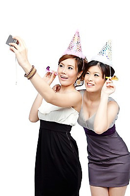 포토 JPG 스튜디오촬영 서양인 외국인 해외기획촬영 해외 우먼라이프 라이프스타일 여자 2011년태국 기념일 포즈 모션 실내 서기 미소 웃음 들기 사람 이벤트 상반신 20대 성인 두명 라이프 파티 카메라 사진촬영 고깔모자 생일파티 생일 우아함 디지털카메라 셀프카메라 즐거움 이벤트용품 파티용품 기념촬영 코끼리피리 여자만 성인여자만 청년만 청년여자만 성인만 국내포토 모자_잡화 감정 컨셉 표정 인종 청년 내부 생활 전자제품 촬영 오브젝트 파일형식