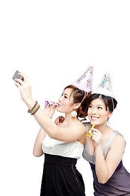 포토 JPG 스튜디오촬영 서양인 외국인 해외기획촬영 해외 우먼라이프 라이프스타일 여자 2011년태국 기념일 포즈 모션 실내 서기 미소 웃음 들기 사람 이벤트 상반신 20대 성인 두명 라이프 파티 카메라 사진촬영 고깔모자 생일파티 생일 우아함 디지털카메라 셀프카메라 즐거움 이벤트용품 파티용품 코끼리피리 여자만 성인여자만 청년만 청년여자만 성인만 국내포토 모자_잡화 감정 컨셉 표정 인종 청년 내부 생활 전자제품 촬영 오브젝트 파일형식