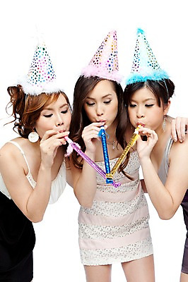 포토 JPG 스튜디오촬영 서양인 외국인 해외기획촬영 해외 우먼라이프 라이프스타일 여자 2011년태국 기념일 포즈 모션 실내 서기 미소 웃음 들기 사람 이벤트 상반신 20대 성인 라이프 세명 파티 고깔모자 생일파티 생일 우아함 즐거움 이벤트용품 파티용품 코끼리피리 여자만 성인여자만 청년만 청년여자만 성인만 국내포토 모자_잡화 감정 컨셉 표정 인종 청년 내부 생활 오브젝트 파일형식