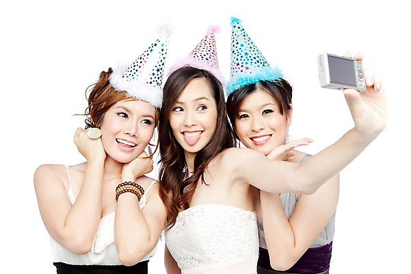 포토 JPG 스튜디오촬영 서양인 외국인 해외기획촬영 해외 우먼라이프 라이프스타일 여자 2011년태국 기념일 포즈 모션 실내 서기 미소 웃음 들기 사람 이벤트 상반신 20대 성인 라이프 세명 파티 카메라 사진촬영 고깔모자 생일파티 생일 우아함 디지털카메라 셀프카메라 즐거움 파티용품 기념촬영 여자만 성인여자만 청년만 청년여자만 성인만 국내포토 모자_잡화 감정 컨셉 표정 인종 청년 내부 생활 전자제품 촬영 이벤트용품 파일형식