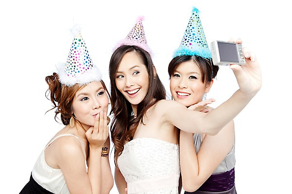 포토 JPG 스튜디오촬영 서양인 외국인 해외기획촬영 해외 우먼라이프 라이프스타일 여자 2011년태국 기념일 포즈 모션 실내 서기 미소 웃음 들기 사람 이벤트 상반신 20대 성인 라이프 세명 파티 카메라 사진촬영 고깔모자 생일파티 생일 우아함 디지털카메라 셀프카메라 즐거움 파티용품 기념촬영 여자만 성인여자만 청년만 청년여자만 성인만 국내포토 모자_잡화 감정 컨셉 표정 인종 청년 내부 생활 전자제품 촬영 이벤트용품 파일형식