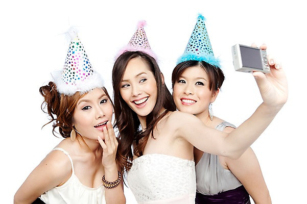 포토 JPG 스튜디오촬영 서양인 외국인 해외기획촬영 해외 우먼라이프 라이프스타일 여자 2011년태국 기념일 포즈 모션 실내 서기 미소 웃음 들기 사람 이벤트 상반신 20대 성인 라이프 세명 파티 카메라 사진촬영 고깔모자 생일파티 생일 우아함 디지털카메라 셀프카메라 즐거움 파티용품 기념촬영 여자만 성인여자만 청년만 청년여자만 성인만 국내포토 모자_잡화 감정 컨셉 표정 인종 청년 내부 생활 전자제품 촬영 이벤트용품 파일형식