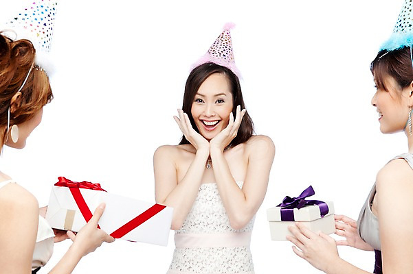 포토 JPG 스튜디오촬영 서양인 외국인 해외기획촬영 해외 우먼라이프 라이프스타일 여자 2011년태국 기념일 포즈 모션 실내 선물 서기 미소 웃음 들기 사람 이벤트 상반신 20대 성인 라이프 세명 선물상자 상자 파티 놀람 기쁨 고깔모자 축하 생일파티 생일 우아함 즐거움 파티용품 주기 여자만 성인여자만 청년만 청년여자만 성인만 국내포토 모자_잡화 감정 컨셉 표정 인종 청년 내부 생활 이벤트용품 파일형식