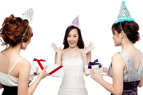 포토 JPG 스튜디오촬영 서양인 외국인 해외기획촬영 해외 우먼라이프 라이프스타일 여자 2011년태국 기념일 포즈 모션 실내 선물 서기 미소 웃음 들기 사람 이벤트 상반신 20대 성인 라이프 뒷모습 세명 선물상자 상자 파티 놀람 기쁨 고깔모자 축하 생일파티 생일 우아함 즐거움 파티용품 주기 여자만 성인여자만 청년만 청년여자만 성인만 국내포토 모자_잡화 감정 뷰포인트 컨셉 표정 인종 청년 내부 생활 이벤트용품 파일형식