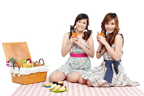 포토 JPG 스튜디오촬영 서양인 외국인 해외기획촬영 해외 우먼라이프 라이프스타일 접시 여자 2011년태국 여유 음식 포즈 과일 휴식 디저트 함께함 바나나 실내 웃음 들기 사람 앉기 상반신 20대 성인 두명 라이프 컵 소풍 바구니 쿠키 과자 주스 도넛 천 파인애플 즐거움 머핀 피크닉용품 여자만 성인여자만 청년만 청년여자만 성인만 국내포토 식기 감정 음료 빵 컨셉 모션 표정 인종 청년 내부 생활 야외활동 직물 열대과일 파일형식