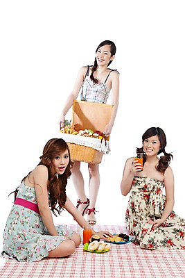 포토 JPG 스튜디오촬영 전신 서양인 외국인 해외기획촬영 해외 우먼라이프 라이프스타일 접시 여자 2011년태국 여유 음식 포즈 과일 휴식 디저트 함께함 바나나 실내 서기 웃음 들기 사람 앉기 상반신 20대 성인 라이프 컵 세명 소풍 바구니 쿠키 과자 주스 도넛 천 파인애플 즐거움 머핀 피크닉용품 여자만 성인여자만 청년만 청년여자만 성인만 국내포토 식기 감정 음료 빵 컨셉 모션 표정 인종 청년 내부 생활 야외활동 직물 열대과일 파일형식