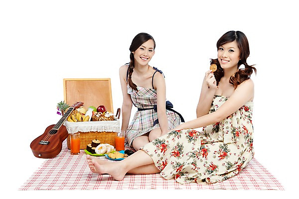 포토 JPG 스튜디오촬영 전신 서양인 외국인 해외기획촬영 해외 우먼라이프 라이프스타일 접시 여자 2011년태국 여유 악기 음식 포즈 과일 현악기 휴식 디저트 함께함 바나나 실내 웃음 들기 사람 앉기 상반신 20대 성인 두명 라이프 컵 소풍 바구니 쿠키 과자 주스 도넛 우쿨렐레 천 파인애플 즐거움 머핀 피크닉용품 여자만 성인여자만 청년만 청년여자만 성인만 국내포토 식기 감정 음료 음악 빵 컨셉 모션 표정 인종 청년 내부 생활 야외활동 직물 열대과일 파일형식