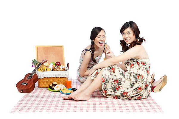 포토 JPG 스튜디오촬영 전신 서양인 외국인 해외기획촬영 해외 우먼라이프 라이프스타일 접시 여자 2011년태국 여유 악기 음식 포즈 과일 현악기 휴식 디저트 함께함 바나나 실내 웃음 들기 사람 앉기 20대 성인 두명 라이프 컵 소풍 바구니 쿠키 과자 주스 도넛 우쿨렐레 천 먹기 먹여주기 파인애플 즐거움 머핀 피크닉용품 여자만 성인여자만 청년만 청년여자만 성인만 국내포토 식기 감정 음료 음악 빵 컨셉 모션 표정 인종 청년 내부 생활 야외활동 직물 열대과일 파일형식