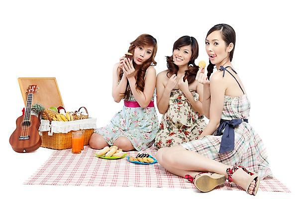 포토 JPG 스튜디오촬영 전신 서양인 외국인 해외기획촬영 해외 우먼라이프 라이프스타일 접시 여자 2011년태국 여유 악기 음식 포즈 과일 현악기 휴식 디저트 함께함 바나나 실내 웃음 들기 사람 앉기 상반신 20대 성인 라이프 컵 세명 소풍 바구니 쿠키 과자 주스 도넛 우쿨렐레 천 파인애플 즐거움 머핀 피크닉용품 여자만 성인여자만 청년만 청년여자만 성인만 국내포토 식기 감정 음료 음악 빵 컨셉 모션 표정 인종 청년 내부 생활 야외활동 직물 열대과일 파일형식