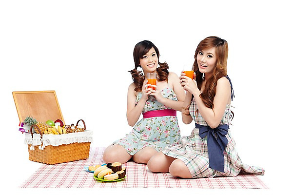 포토 JPG 스튜디오촬영 서양인 외국인 해외기획촬영 해외 우먼라이프 라이프스타일 접시 여자 2011년태국 여유 음식 포즈 과일 휴식 디저트 함께함 바나나 실내 웃음 들기 사람 앉기 상반신 20대 성인 두명 라이프 컵 소풍 바구니 쿠키 과자 주스 도넛 천 파인애플 즐거움 머핀 피크닉용품 여자만 성인여자만 청년만 청년여자만 성인만 국내포토 식기 감정 음료 빵 컨셉 모션 표정 인종 청년 내부 생활 야외활동 직물 열대과일 파일형식