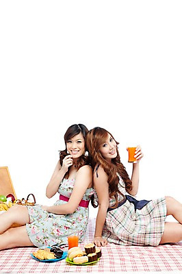 포토 JPG 스튜디오촬영 서양인 외국인 해외기획촬영 해외 우먼라이프 라이프스타일 접시 여자 2011년태국 여유 음식 포즈 과일 휴식 디저트 함께함 바나나 실내 웃음 들기 사람 앉기 상반신 20대 성인 두명 라이프 컵 소풍 바구니 쿠키 과자 주스 도넛 천 파인애플 즐거움 머핀 피크닉용품 여자만 성인여자만 청년만 청년여자만 성인만 국내포토 식기 감정 음료 빵 컨셉 모션 표정 인종 청년 내부 생활 야외활동 직물 열대과일 파일형식