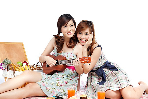 포토 JPG 스튜디오촬영 서양인 외국인 해외기획촬영 해외 우먼라이프 라이프스타일 접시 여자 2011년태국 여유 악기 음식 포즈 연주 과일 현악기 휴식 디저트 함께함 바나나 실내 웃음 들기 사람 앉기 상반신 20대 성인 두명 라이프 컵 소풍 바구니 쿠키 과자 주스 도넛 우쿨렐레 천 파인애플 즐거움 머핀 피크닉용품 여자만 성인여자만 청년만 청년여자만 성인만 국내포토 식기 감정 음료 음악 빵 컨셉 모션 표정 인종 청년 내부 생활 야외활동 직물 열대과일 파일형식