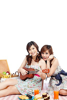 포토 JPG 스튜디오촬영 서양인 외국인 해외기획촬영 해외 우먼라이프 라이프스타일 접시 여자 2011년태국 여유 악기 음식 포즈 연주 과일 현악기 휴식 디저트 함께함 바나나 실내 웃음 들기 사람 앉기 상반신 20대 성인 두명 라이프 컵 소풍 바구니 쿠키 과자 주스 도넛 우쿨렐레 천 파인애플 즐거움 머핀 피크닉용품 여자만 성인여자만 청년만 청년여자만 성인만 국내포토 식기 감정 음료 음악 빵 컨셉 모션 표정 인종 청년 내부 생활 야외활동 직물 열대과일 파일형식