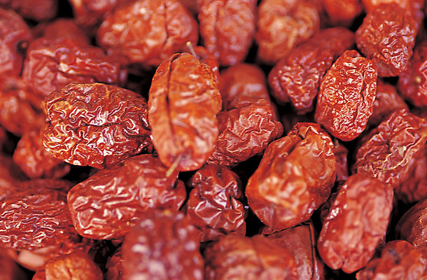 포토 JPG 식물 열매 음식 컬러 다수 과일 식재료 재료 건조 사람없음 아웃포커스 농작물 갈색 여러개 한약재 대추 국내포토 농업 촬영기법 약재 파일형식