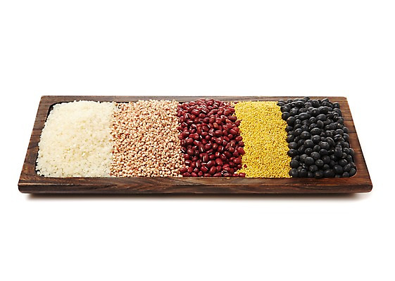 포토 JPG 스튜디오촬영 그릇 접시 음식 식재료 콩 곡류 실내 사람없음 농작물 갈색 노란색 검은색 쌀 흰색 낟알 자주색 절기 알맹이 잡곡 정월대보름 팥 검은콩 검정콩 수수 오곡 조 좁쌀 국내포토 식기 계절 명절 컬러 농업 내부 파일형식