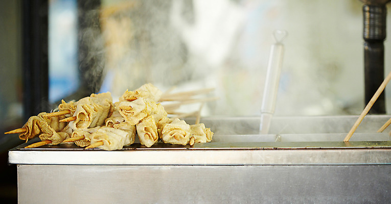 포토 JPG 한국문화 한식 음식 디저트 실내 사람없음 어묵 분식 어묵꼬치 국자 국내포토 동양문화 주방용품 한국 내부 꼬치 파일형식