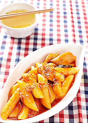 포토 JPG 스튜디오촬영 한국문화 한식 음식 젓가락 디저트 실내 사람없음 식탁보 떡볶이 분식 국물 어묵국물 국내포토 동양문화 한국 수저 내부 파일형식